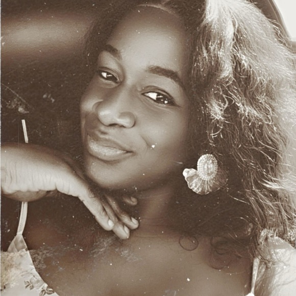 Meet your Posher, Guilaine - Picture 1 of 1